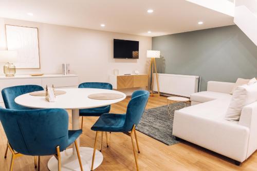 Chic Loft with Toucan Wallpaper and Airy Vibes