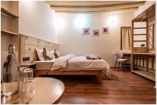 En eller flere senge i et værelse på Sama Pangong