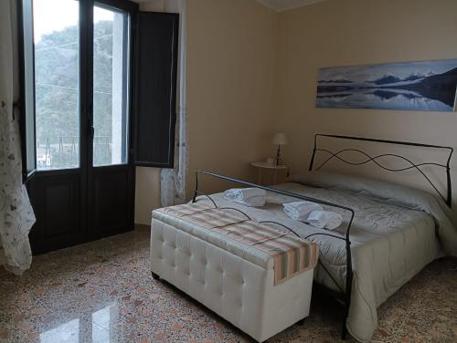 En eller flere senge i et værelse på Petralia Guest House