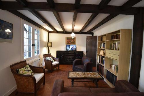 - un salon avec un plafond à caissons et des étagères dans l'établissement Hossegor « La landaise » Belle villa landaise pour 6 personnes., à Hossegor