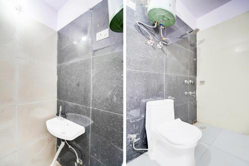 Ένα μπάνιο στο Super Collection O Hotel Star Inn Near By Hindon Airforce Mohan Nagar Ghaziabad