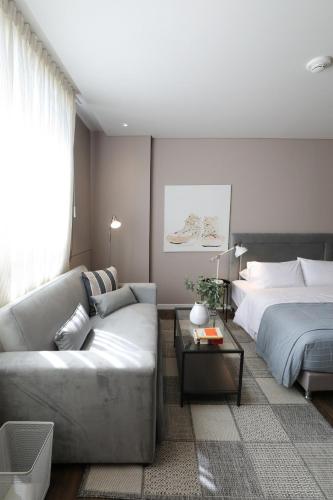 a living room with a couch and a bed at Caluce Hab 412 by LetoH in Chía