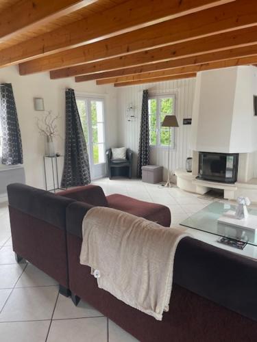 un salon avec un canapé et une télévision dans l'établissement Location 6-8 personnes avec jardin 15 mn à pied du port, au Palais