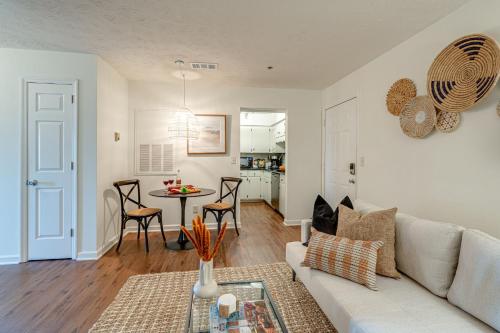 un soggiorno con un divano e un tavolo di Nashville - 1808 State St #208 a Nashville