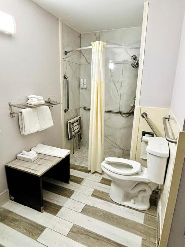 Un baño de Quality Inn Raynham - Taunton