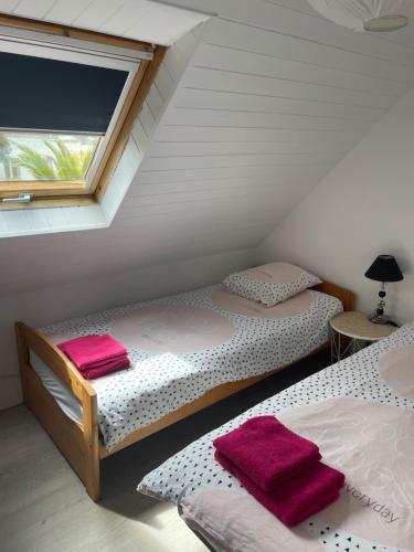 deux lits jumeaux dans une chambre avec fenêtre dans l'établissement Location 6-8 personnes avec jardin 15 mn à pied du port, au Palais