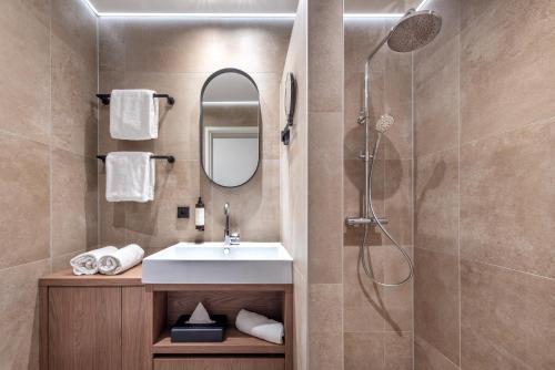a bathroom with a sink and a shower at Broeck Oudewater in Oudewater