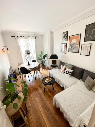 un salon avec un canapé et une table dans l'établissement Beautiful Parisian apartment, 15 min from Châtelet, à Clichy