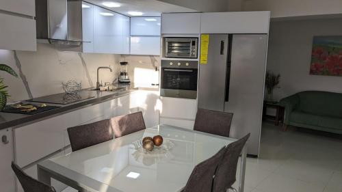 PampatarにあるExcelente full Equipado para 6 personasのキッチンにテーブルと椅子がある