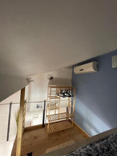 Cette chambre dispose d'un lit, d'une échelle et d'un plafond. dans l'établissement Studio centre ville à 5min plages, palais et gare, à Cannes