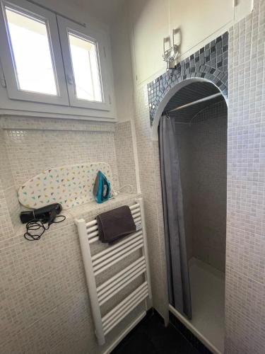 La salle de bains est pourvue d'une douche à l'italienne et d'un miroir. dans l'établissement Studio centre ville à 5min plages, palais et gare, à Cannes