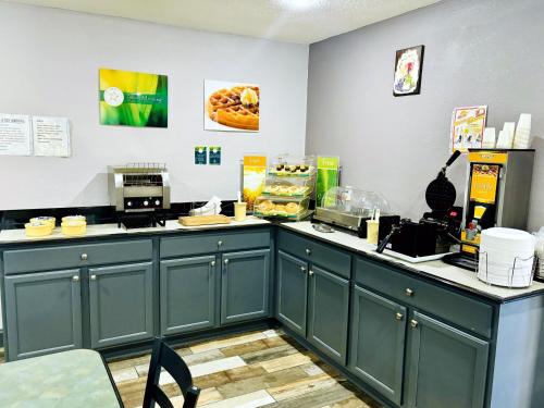 Una cocina o zona de cocina en Quality Inn Raynham - Taunton