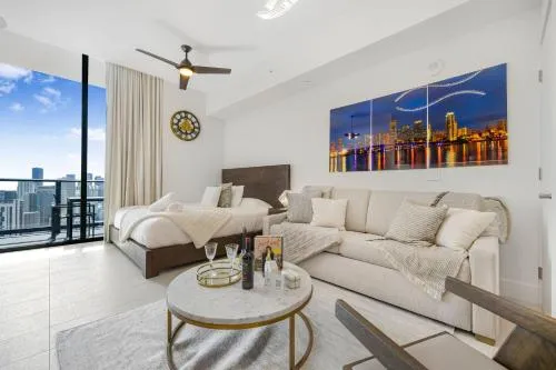 Exclusive Studio with City Views in Downtown Miami photo 1