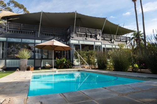 Bazén v ubytování Hephzibah Inn Farm Cottage nebo v jeho okolí