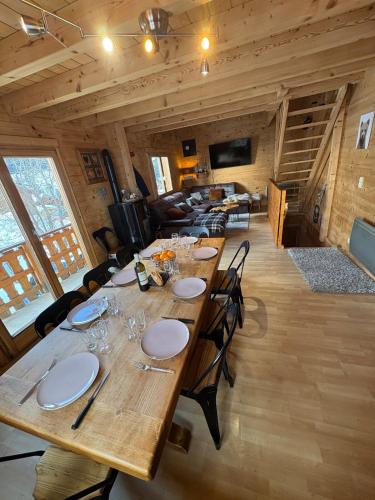 - une grande table en bois dans une chambre avec un canapé dans l'établissement Chalet Cortena 