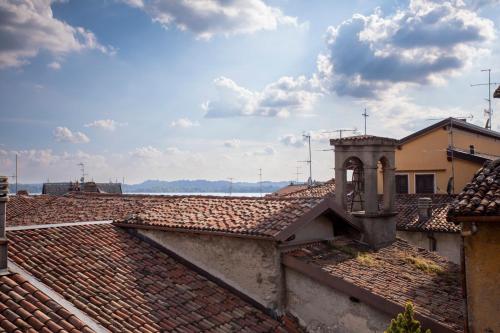 a view of roofs of buildings with the ocean in the background at Casa Girasole Pusiano in Pusiano