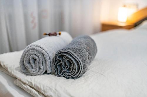 a pile of towels sitting on top of a bed at Fuchsmichelhof 2 in Seebach