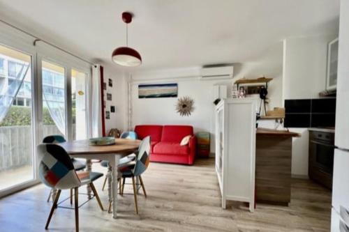 Photo de la galerie de l'établissement T2-4 pers-terrasse - 200m sea, à Six-Fours-les-Plages