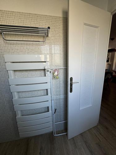 Photo de la galerie de l'établissement T2-4 pers-terrasse - 200m sea, à Six-Fours-les-Plages