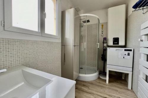 Photo de la galerie de l'établissement T2-4 pers-terrasse - 200m sea, à Six-Fours-les-Plages