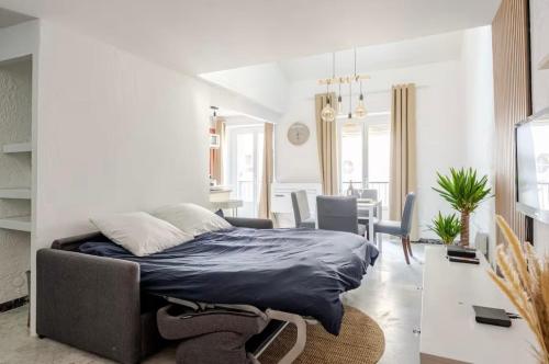 une chambre avec un lit et une salle à manger dans l'établissement Studio Design et Cosy à 8 min à Pied des Plages, à Cannes