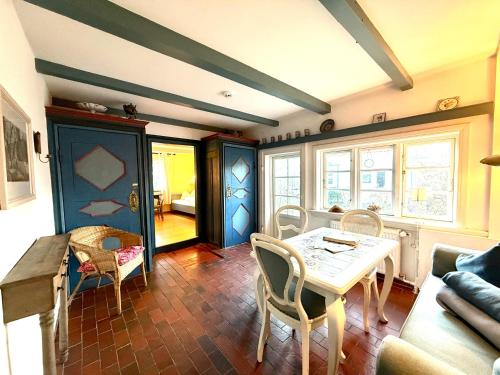 a living room with a table and chairs at Blaue Stube in Nieblum