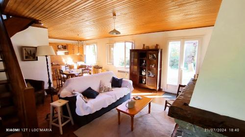 una sala de estar con un sofá y una mesa en Maison Martha, en Bangor