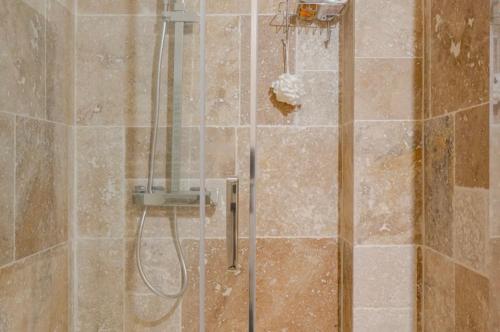 une douche avec un tuyau dans une salle de bain dans l'établissement Studio Design et Cosy à 8 min à Pied des Plages, à Cannes