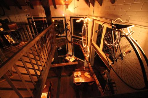 una bicicletta parcheggiata in una stanza accanto a una scala di Die Radler-Scheune a Burg