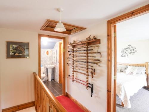 una camera con una camera da letto, un letto e una porta di Moonlight Cottage a Pwllheli