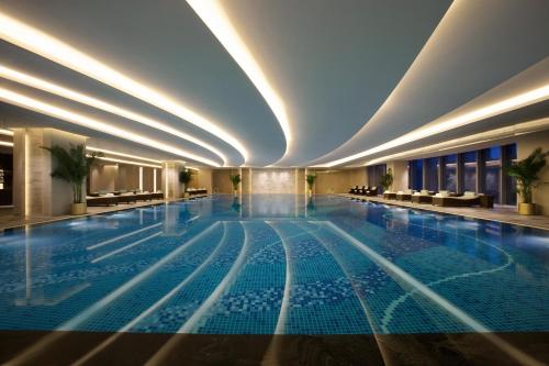 una gran piscina en el vestíbulo del hotel en Shangri-La Hefei en Hefei