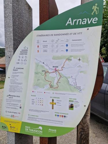 un panneau indiquant la piste amazonienne dans l'établissement La belle grange, à Arnave