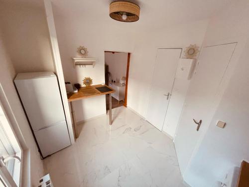  La cuisine est équipée d'un bureau et d'un réfrigérateur. dans l'établissement Paradis secret - 363, à Rouen