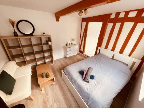 une petite chambre avec un lit et une chaise dans l'établissement Paradis secret - 363, à Rouen