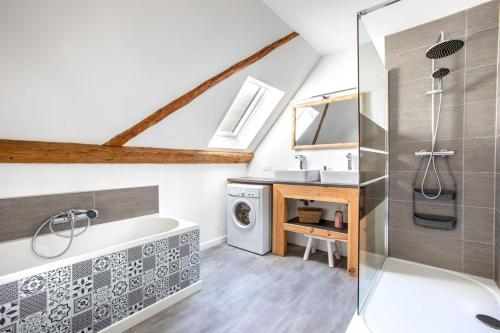 une salle de bain avec un lavabo et une machine à laver dans l'établissement La Grande Vallée - Vue exceptionnelle, à Orbey