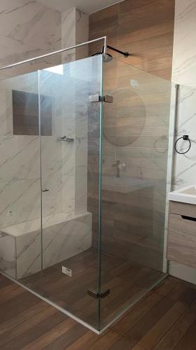 a shower with a glass door in a bathroom at Habitacion con piscina-jacuzzi-lavadora disponible in Juan de Acosta