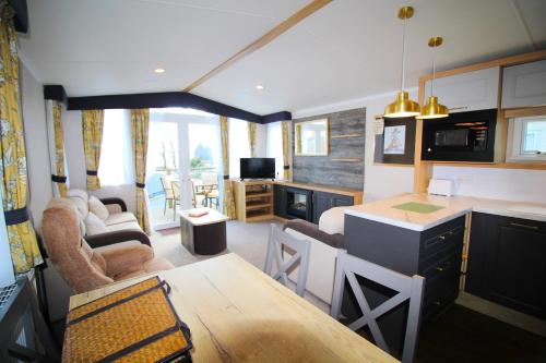 Kuchyň nebo kuchyňský kout v ubytování Lydstep Beach Village - 38 Gardens