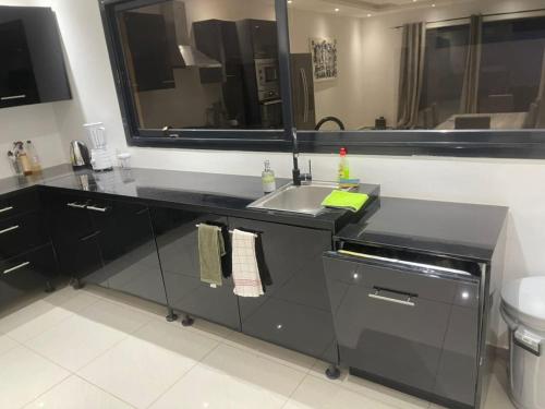 Kuchyň nebo kuchyňský kout v ubytování Keur Eldjena Villa 6 Chambre Wifi Tv UHD Piscine