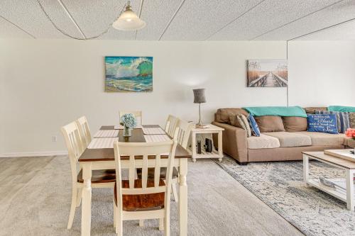 Χώρος καθιστικού στο Coastal Condo Escape with Patio Steps to Beach