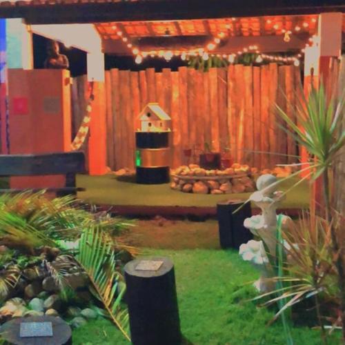 a garden with a house and a bird house at Paraíso a 17 km da Basílica in Guaratinguetá
