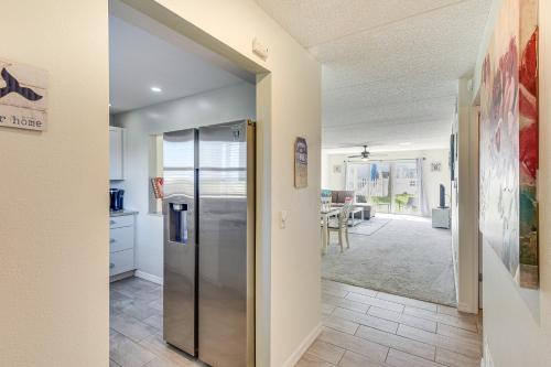Η κουζίνα ή μικρή κουζίνα στο Coastal Condo Escape with Patio Steps to Beach