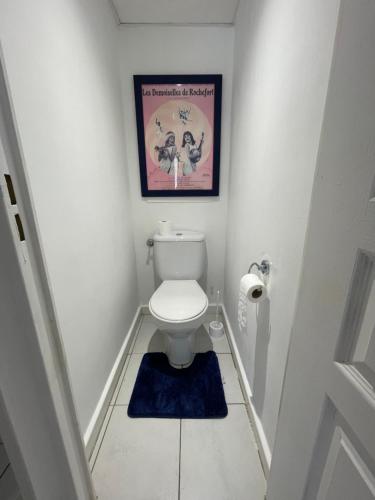 une petite salle de bains avec toilettes et tapis bleu dans l'établissement Appartement T2 bord de mer piscine 2025, à Cannes