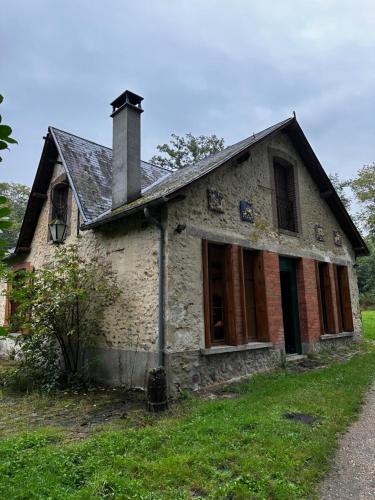 an old stone house sitting in the grass at Bob Dylan in Raizeux