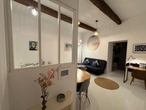 un salon avec une table et un canapé dans l'établissement Marche aux Fleurs - Premiere conciergerie, à Montpellier