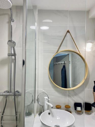 une salle de bain avec un lavabo et un miroir dans l'établissement 