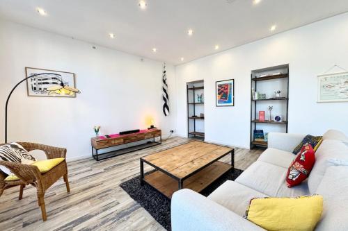 un salon avec un canapé et une table dans l'établissement T3 Hyper design - Cœur de la ville, à Quimper