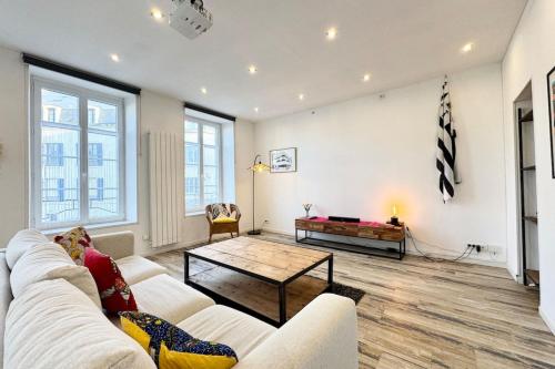 un salon avec un canapé et une table dans l'établissement T3 Hyper design - Cœur de la ville, à Quimper