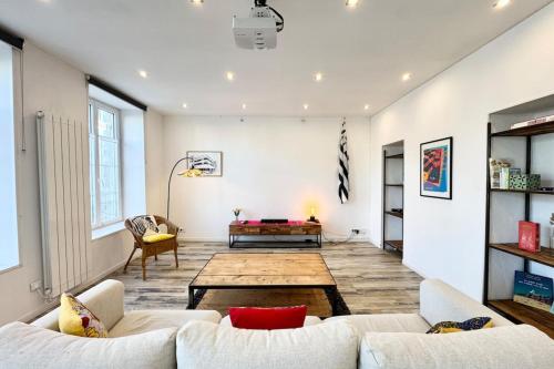 un salon avec deux canapés et une table dans l'établissement T3 Hyper design - Cœur de la ville, à Quimper