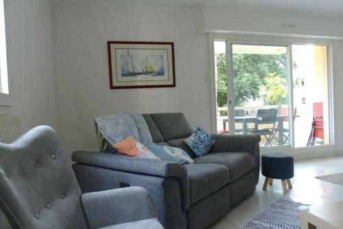 un salon avec un canapé et une chaise dans l'établissement Spacious cocoon with two terraces, à Montpellier