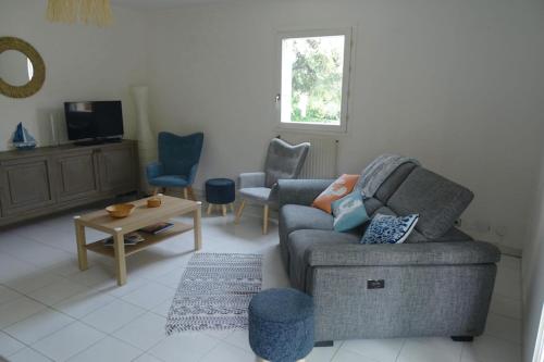 un salon avec un canapé et une table dans l'établissement Spacious cocoon with two terraces, à Montpellier